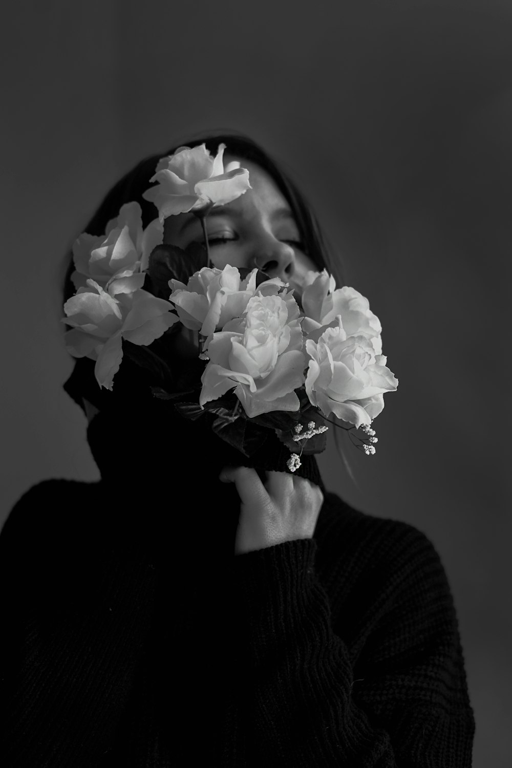 mulher segurando flores
