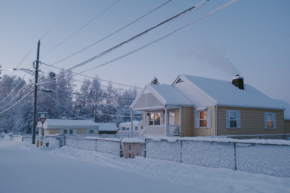 Haus mit Schnee bedeckt