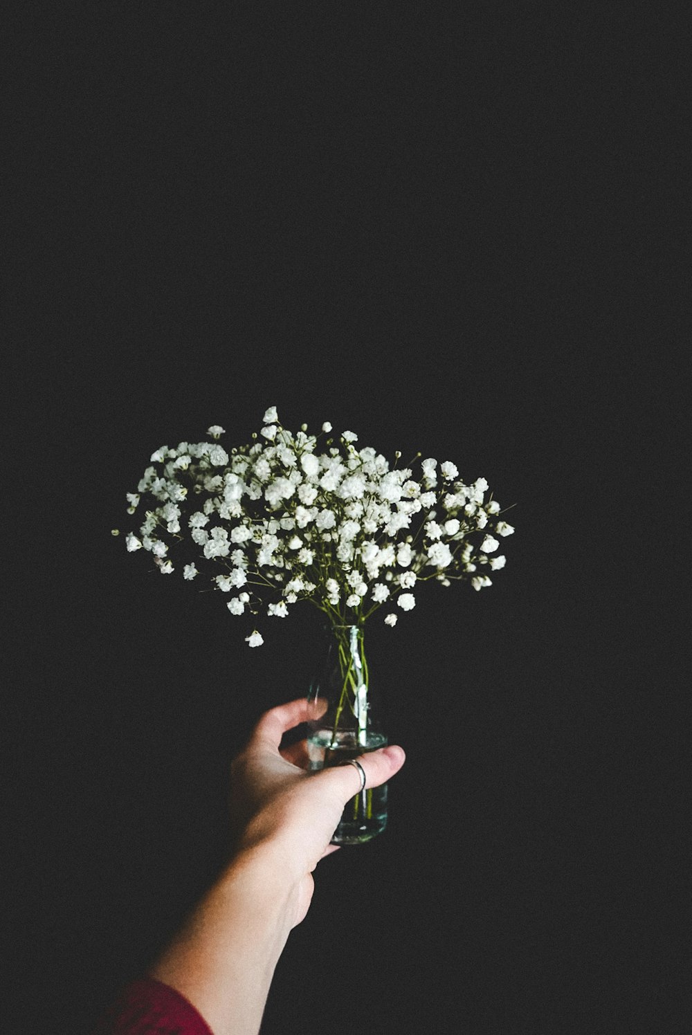 Weiße Blumen in klarer Glasvase