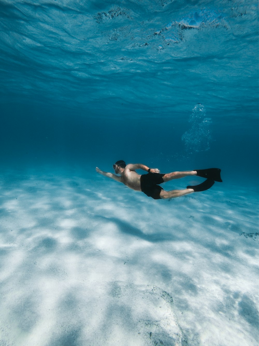 homme nageant dans l’eau