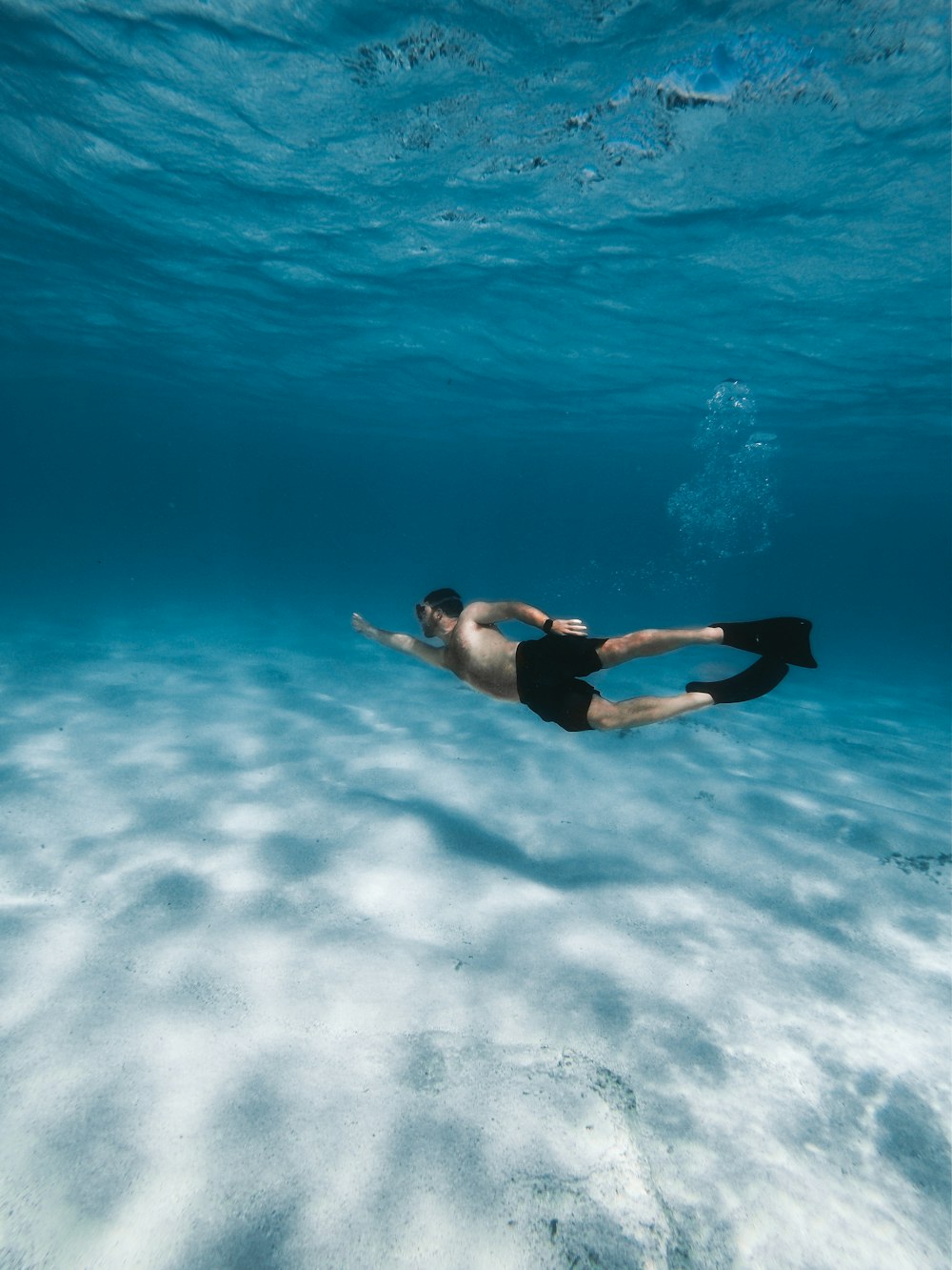hombre nadando en el agua