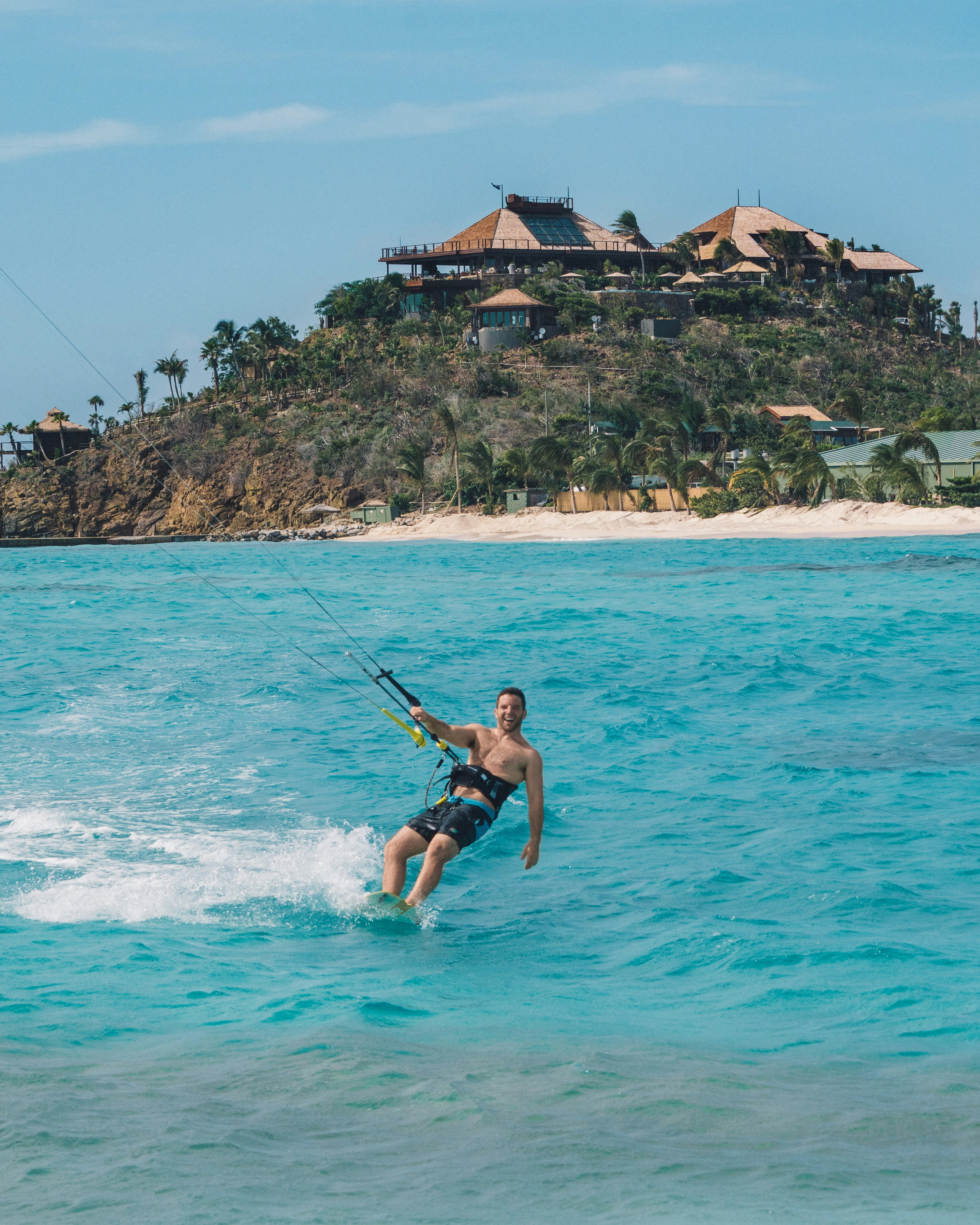 hombre jugando a la tabla de windsurf