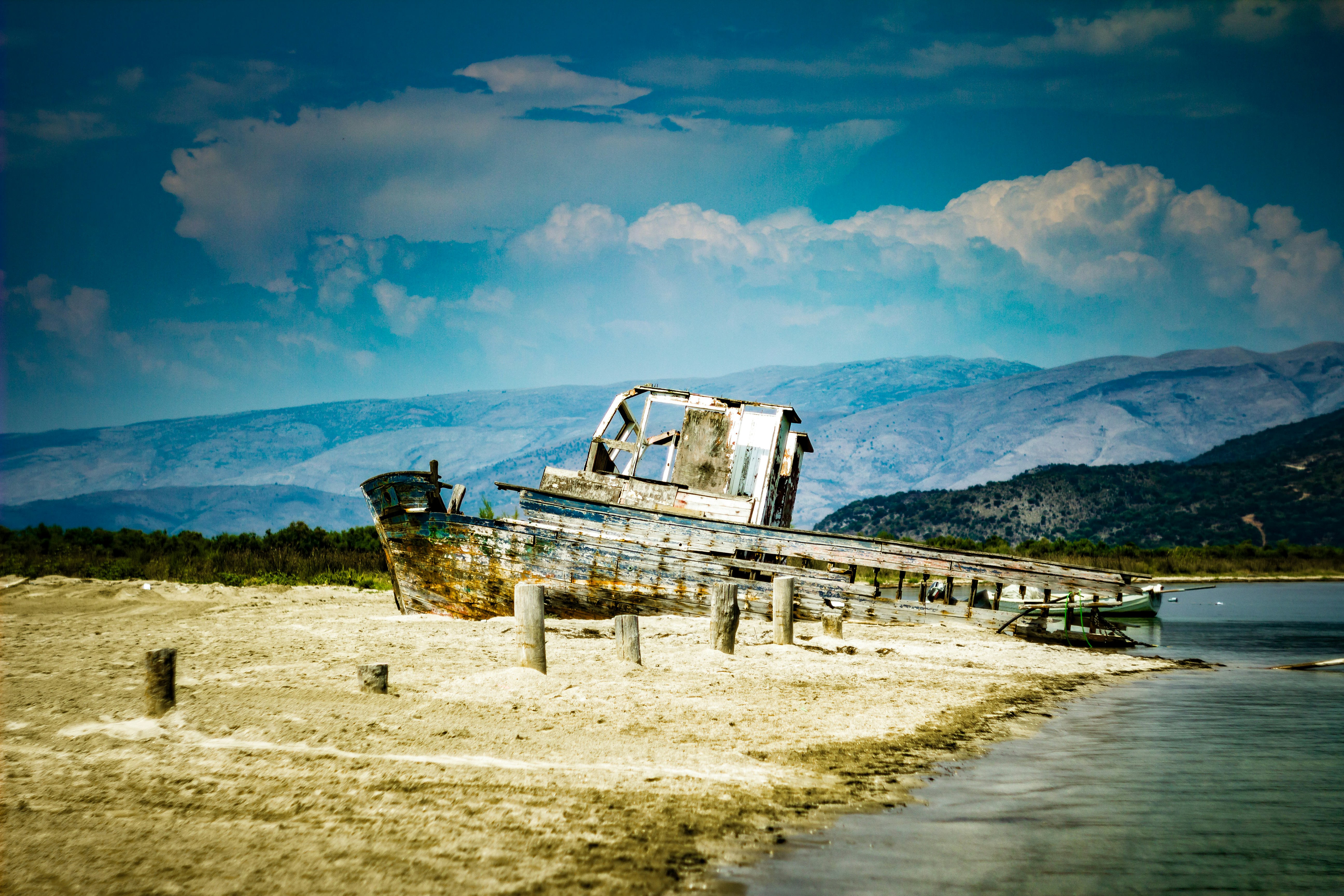 Graues Schiffswrack am Ufer