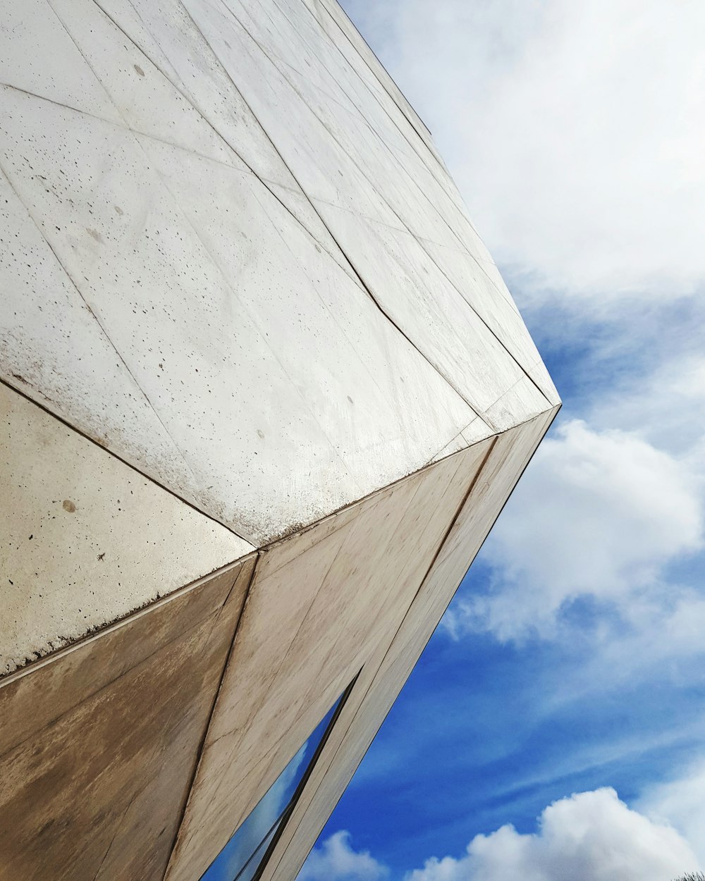 Photographie en contre-plongée d’un bâtiment