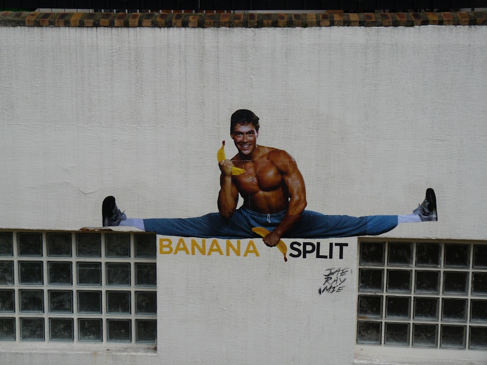 バナナを持ちながら壁画を割る男