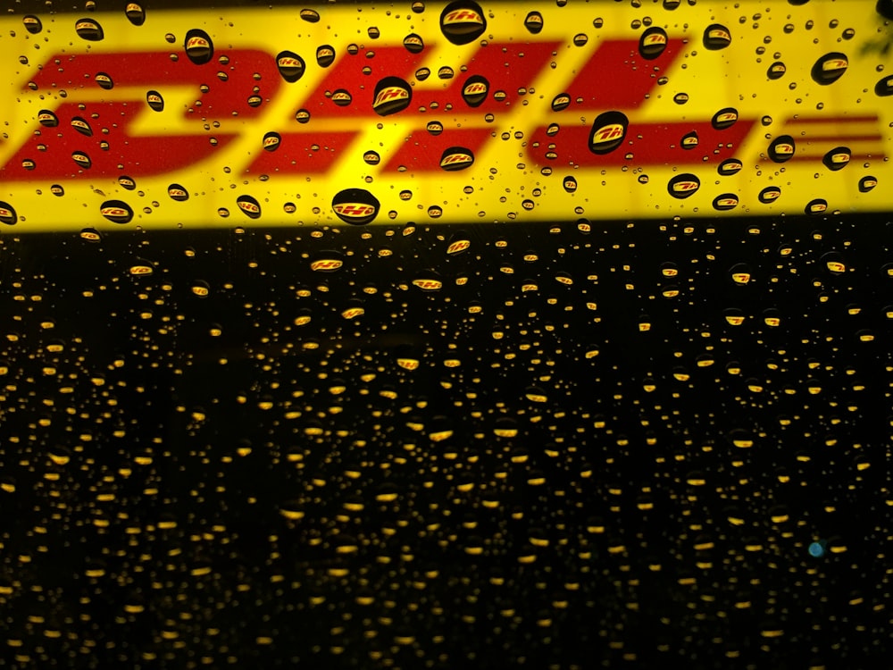 waterdews가 있는 노란색과 빨간색 DHL 로고