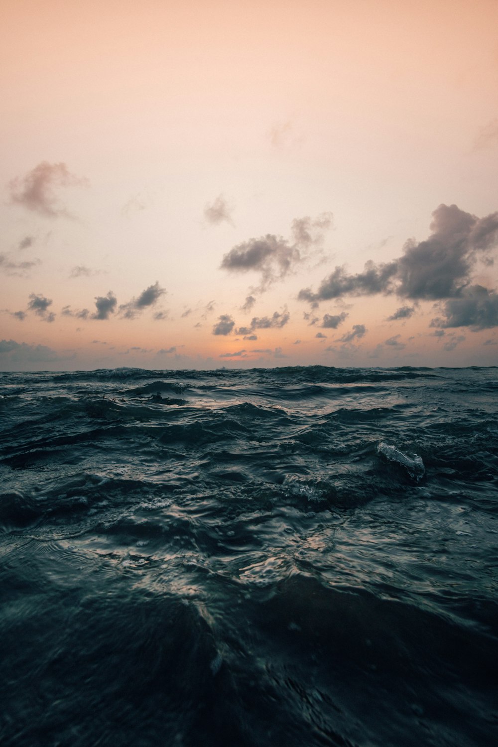 自然写真の曇り空の下の海