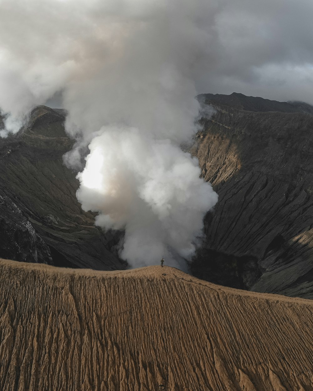 Volcán con humo en la fotografía de la naturaleza