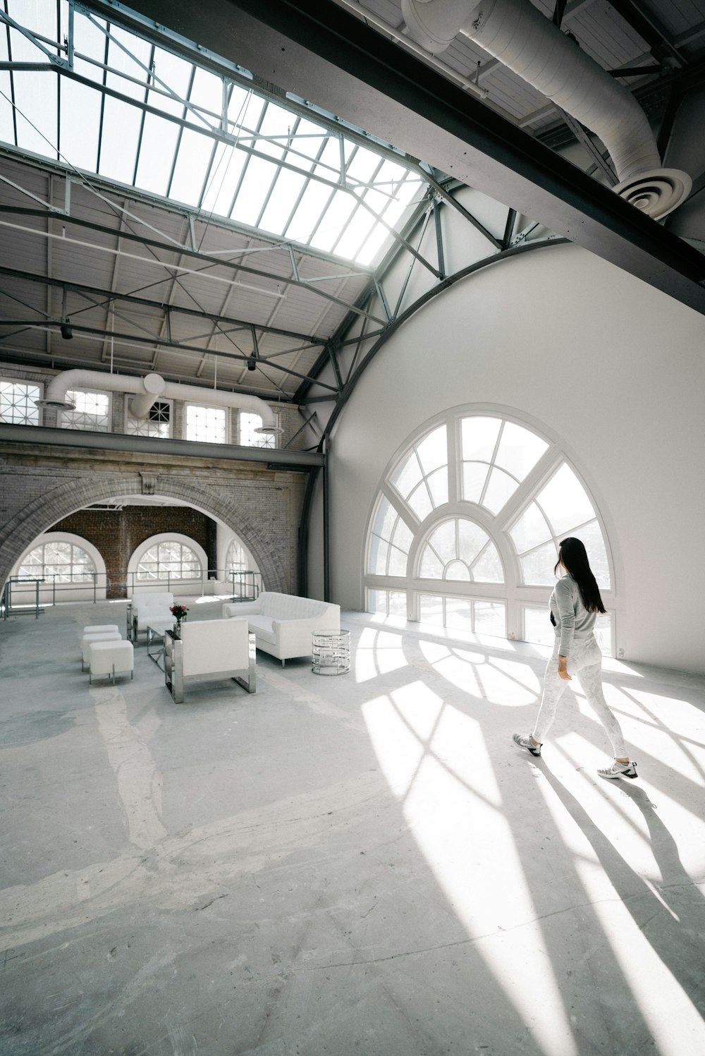 femme marchant à l’intérieur du bâtiment