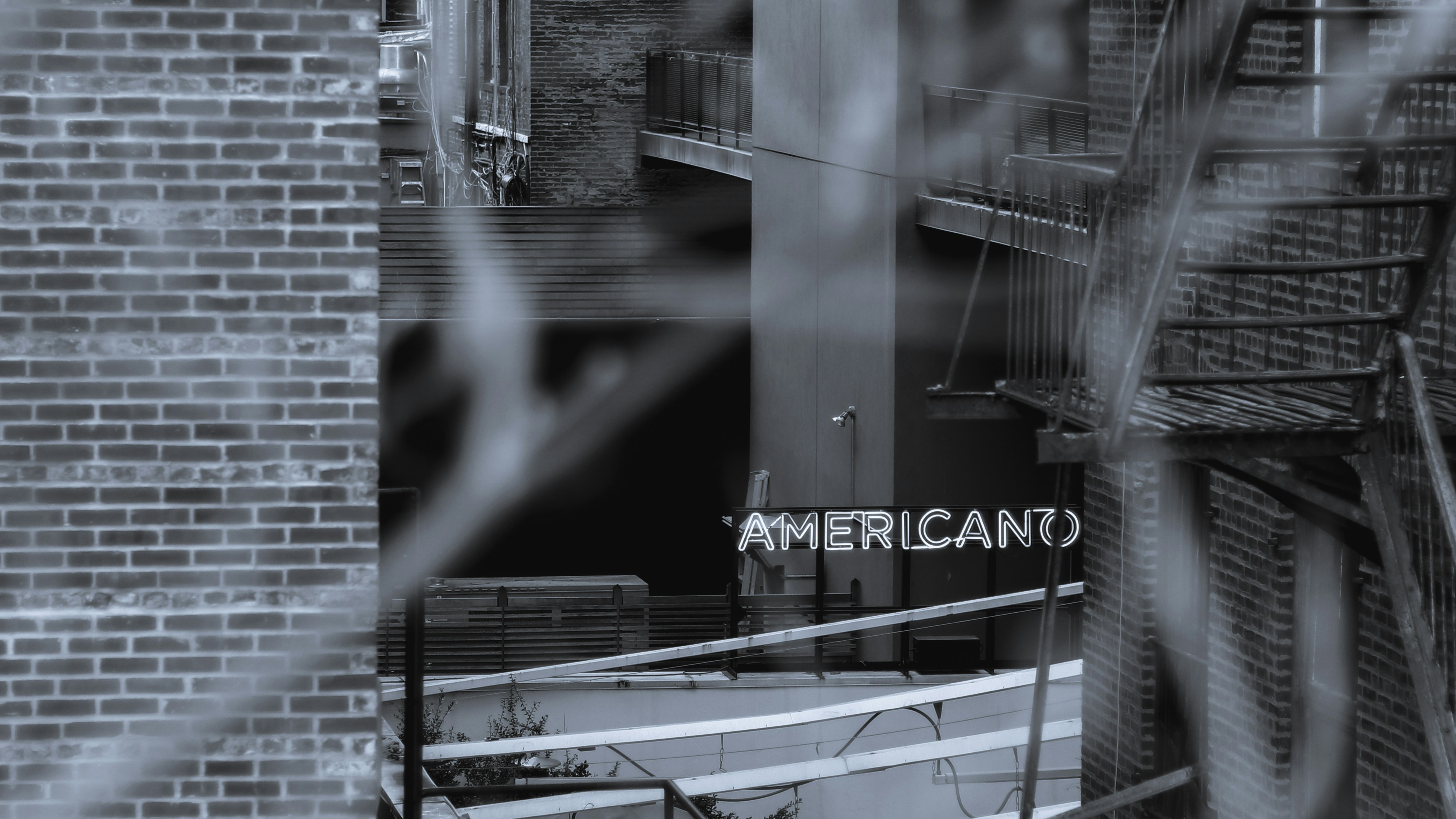 Mueble de madera en blanco y negro