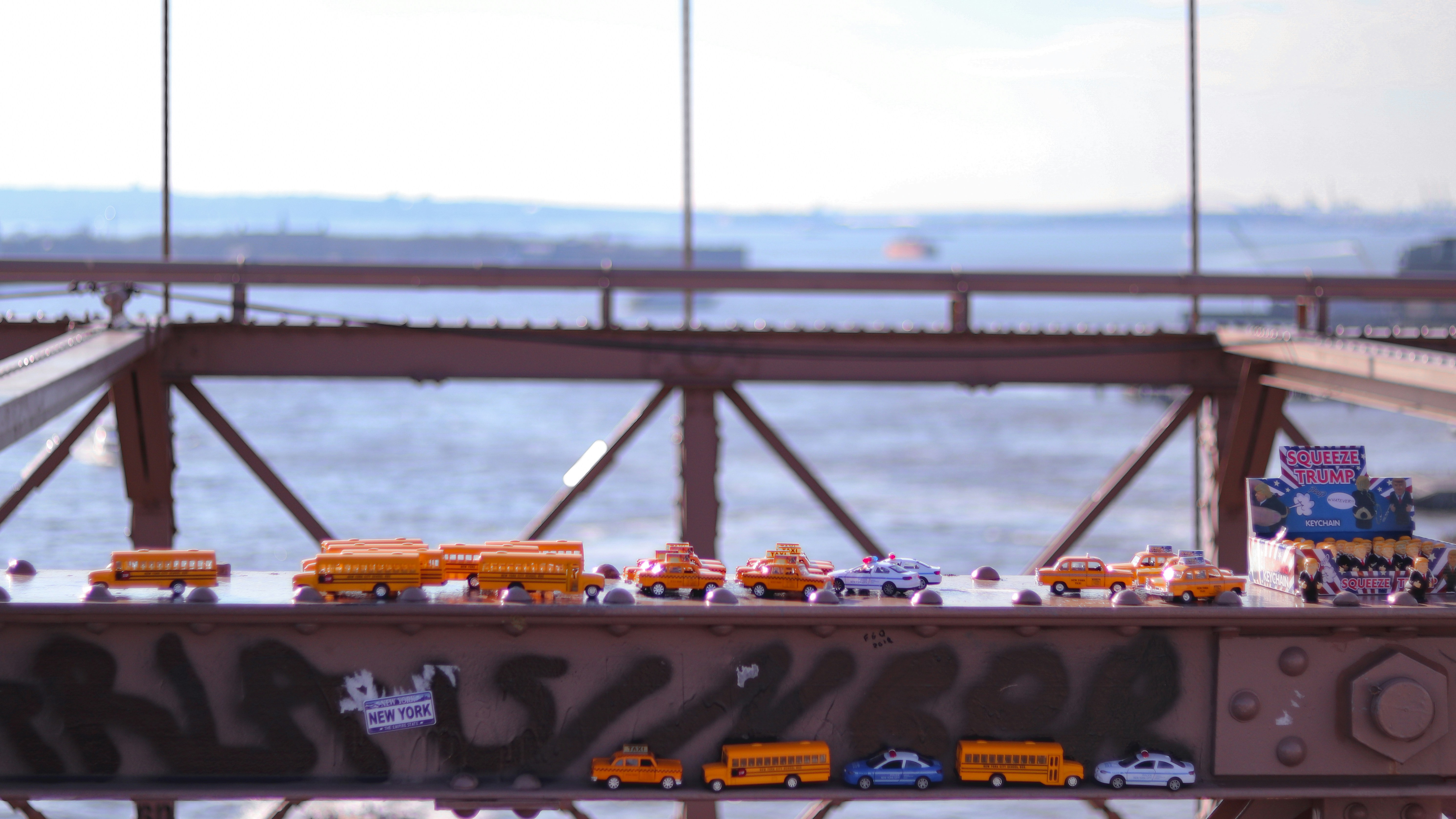 diferentes juguetes para coches en barandillas