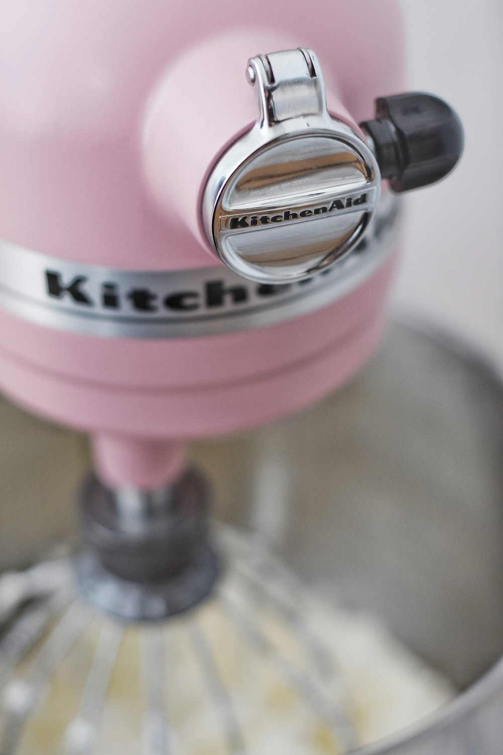 batidora de pie rosa Kitchen Aid con masa