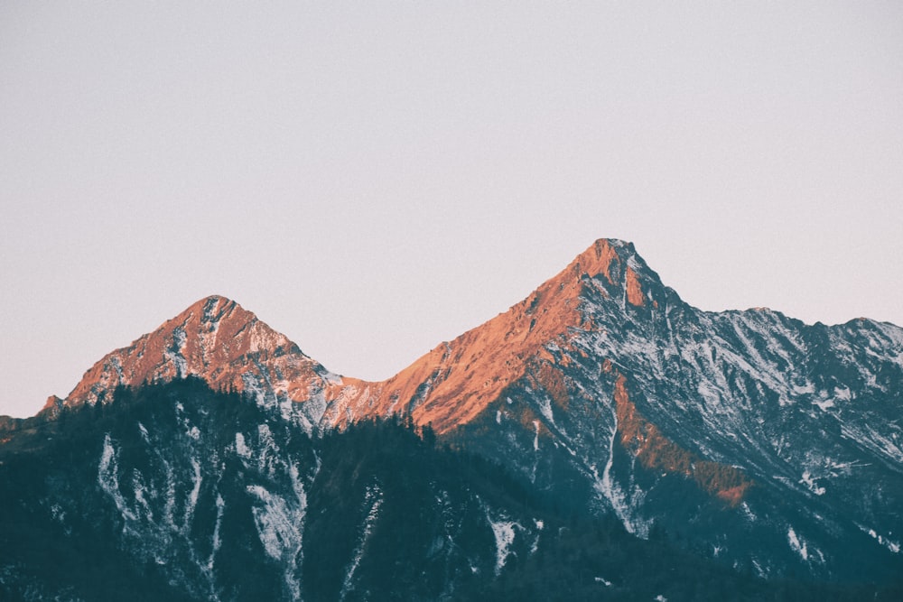 Montañas marrones bajo el cielo blanco