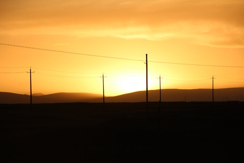 Schwarzer elektrischer Pfosten während des Sonnenuntergangs