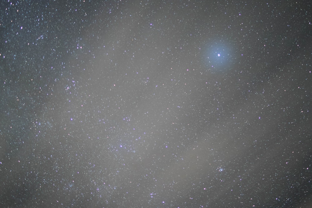 schwarzes und blaues abstraktes Gemälde