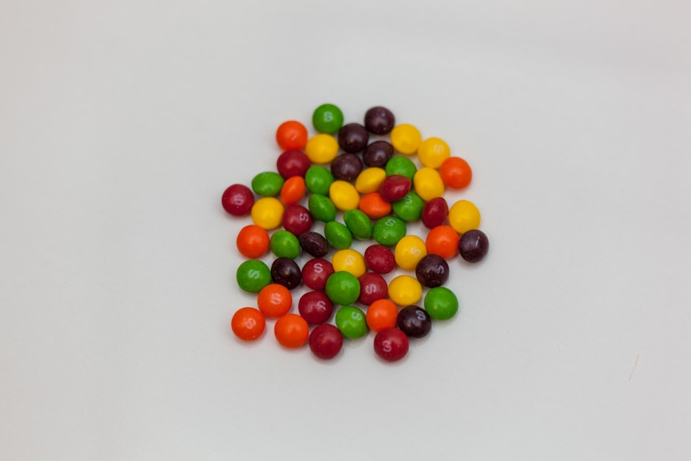 chocolates de cores variadas na superfície branca