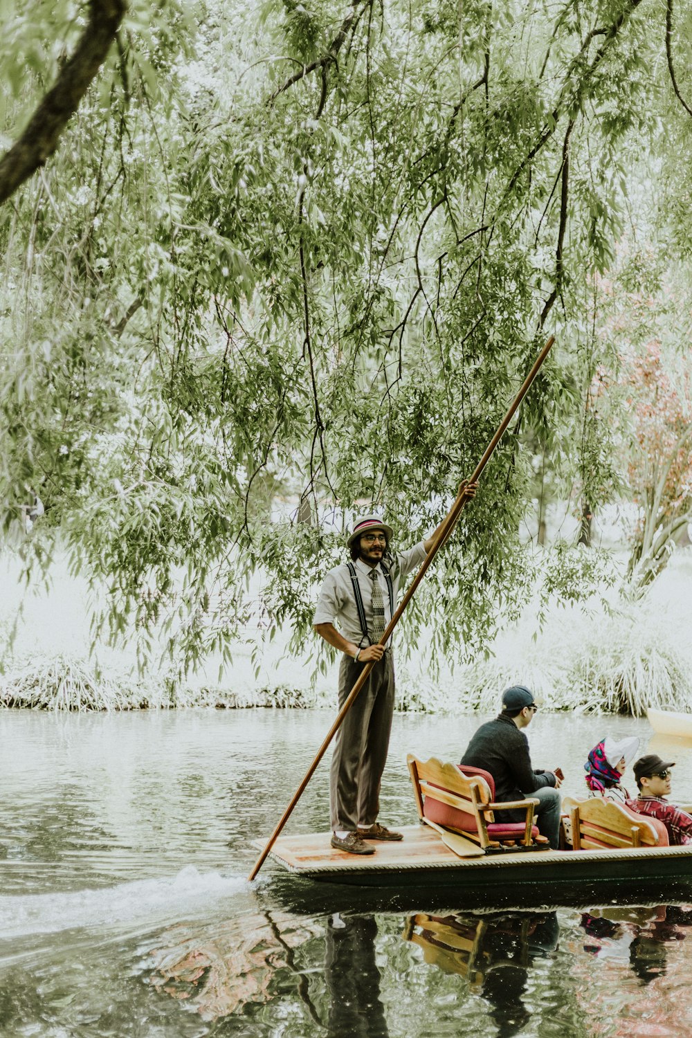 Personas que viajan en bote de remos durante el día