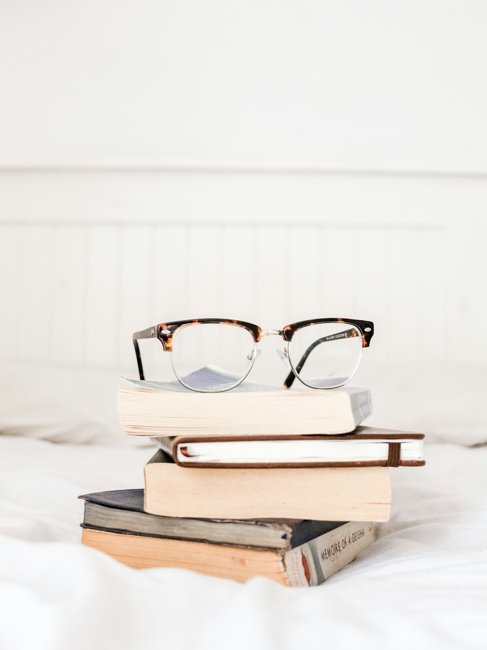 occhiali da vista su libri a pila