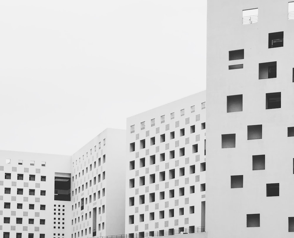 Edifícios brancos sob o céu branco