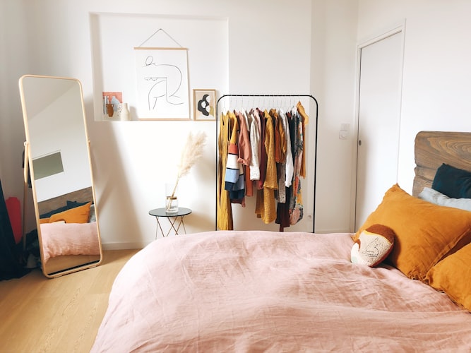 Geen ruimte voor een kledingkast in je slaapkamer? Zo creëer je  opbergruimte! | HomeDeco.nl