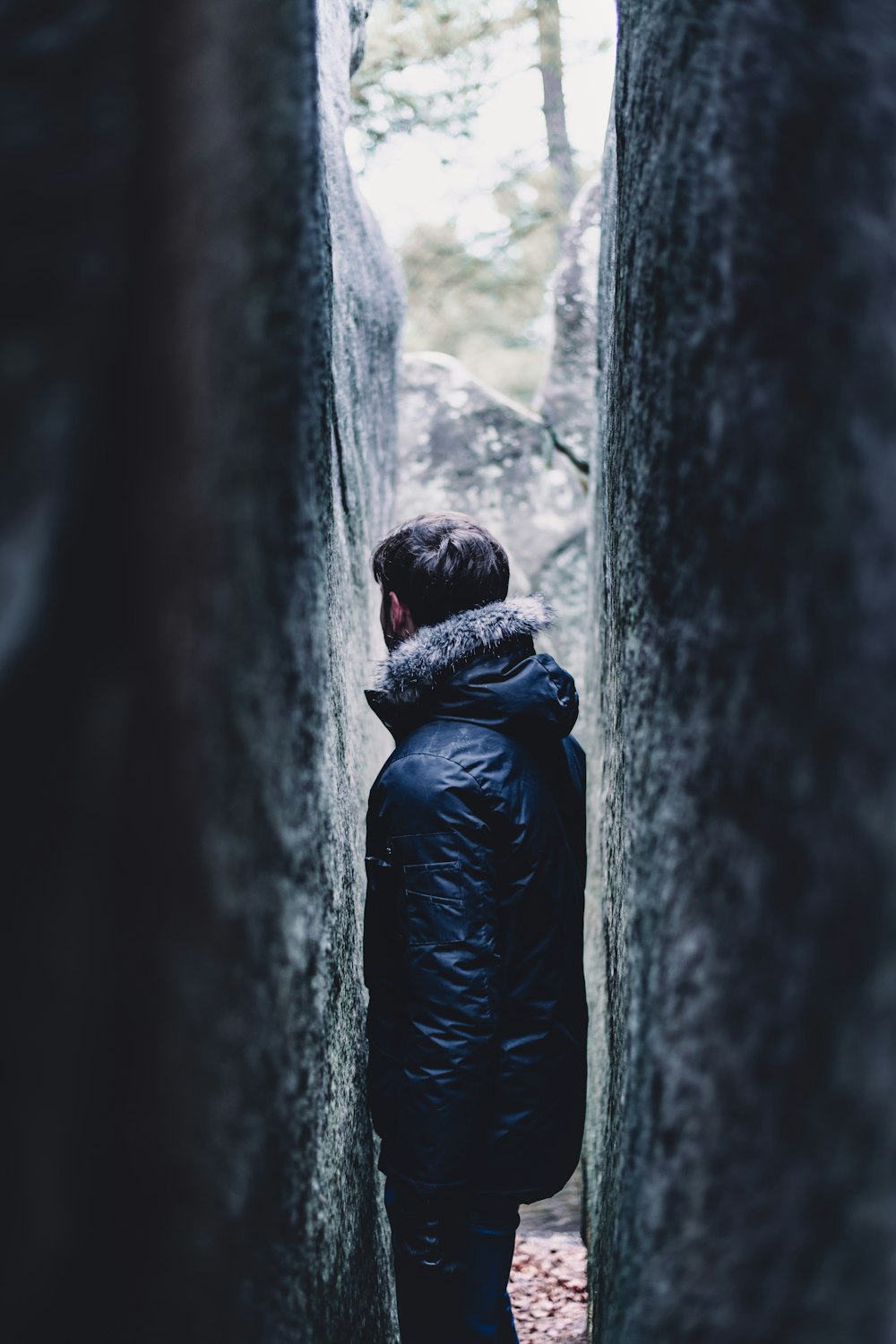 homme debout sur un petit sentier