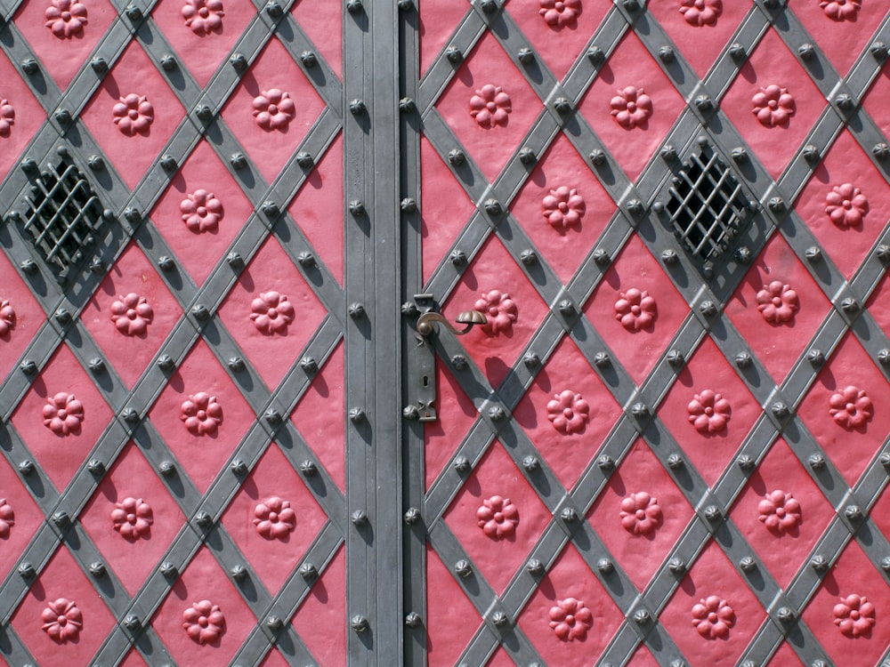Puerta metálica rosa y gris