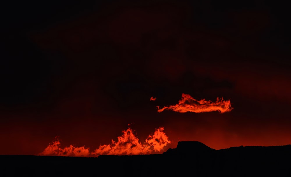 Purpurrote Wolken über der Silhouette der Hügel