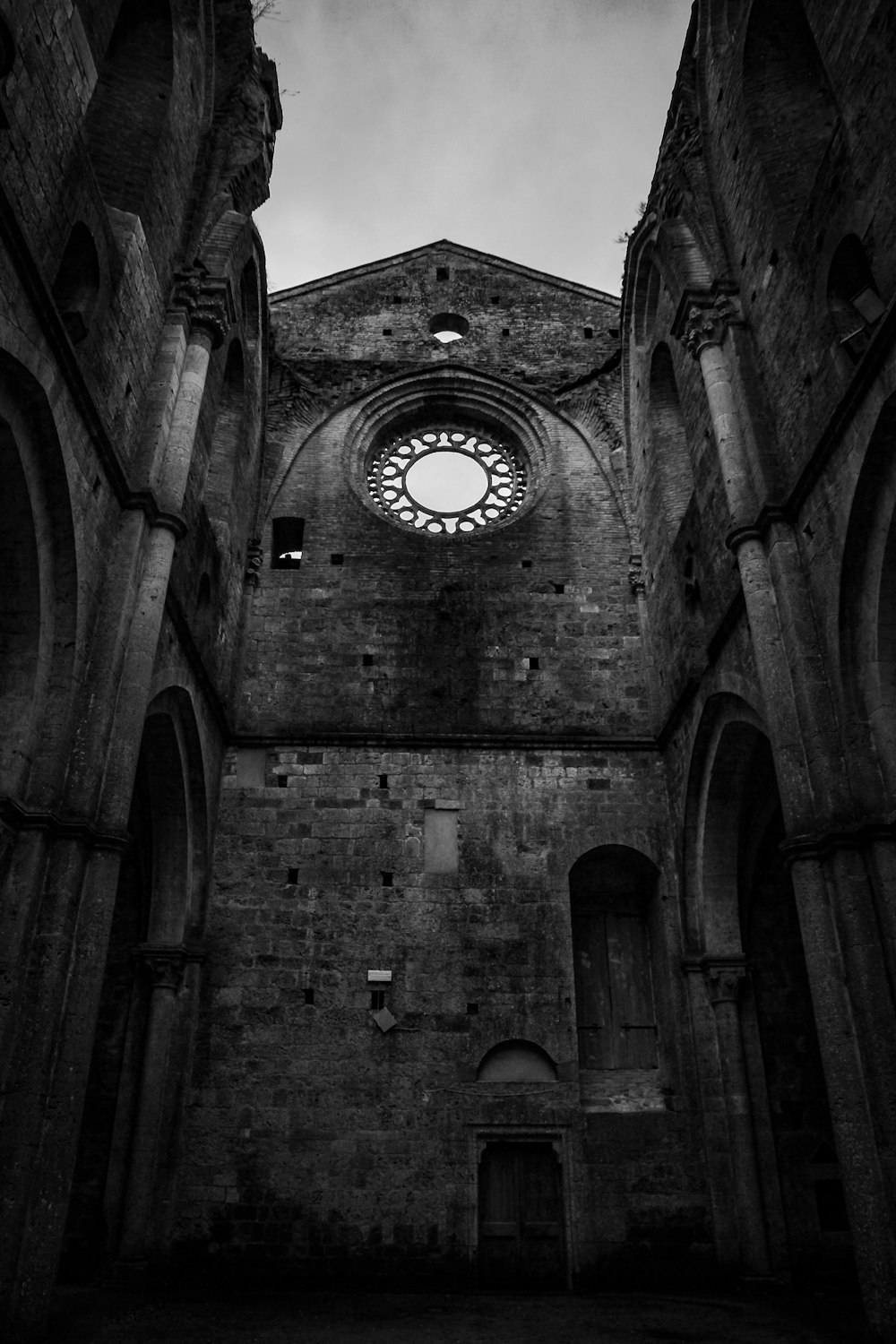 고딕 성당의 로우 앵글 사진