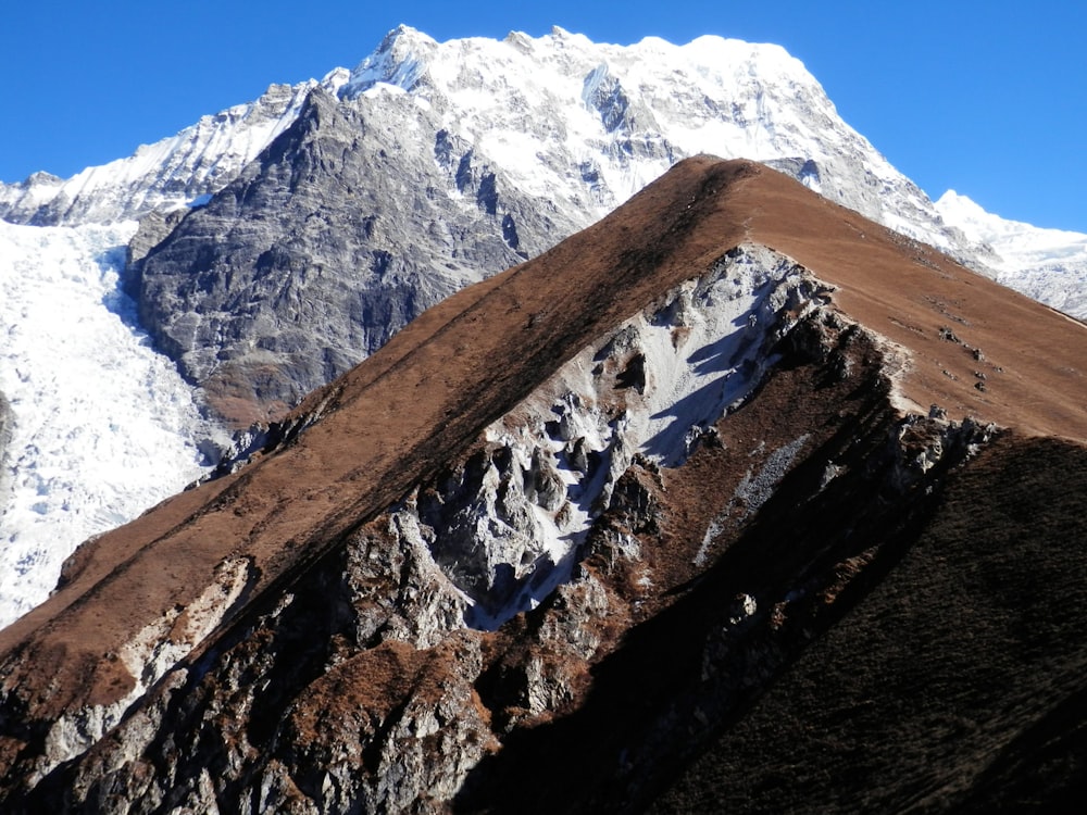 montaña cubierta de nieve