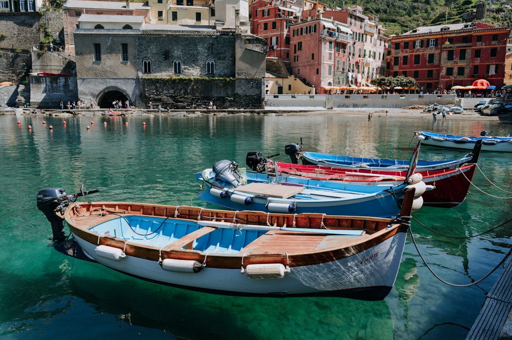 4 barcos vacíos amarrados en la orilla del río