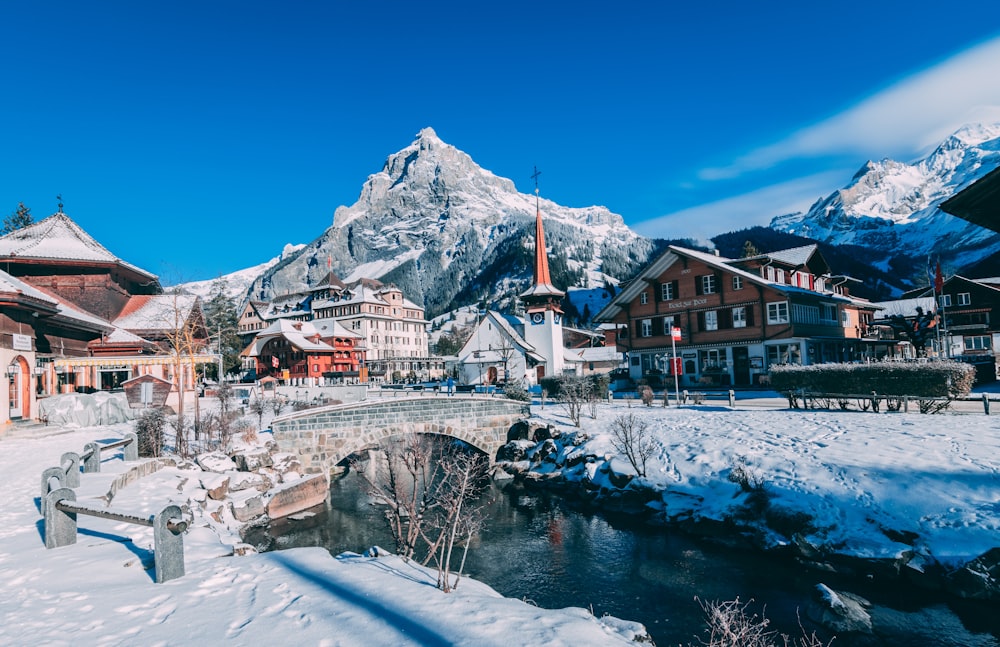 Tagsüber schneebedeckte Häuser in der Nähe des Berges