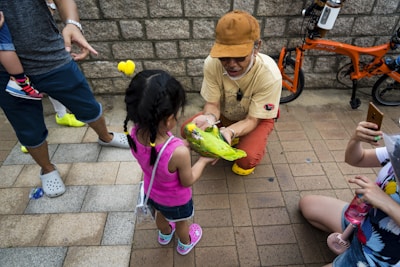 Wally the macaw sitting on the blogger's shoulder as they chat with a couple enjoying a sunny Venice beach day.