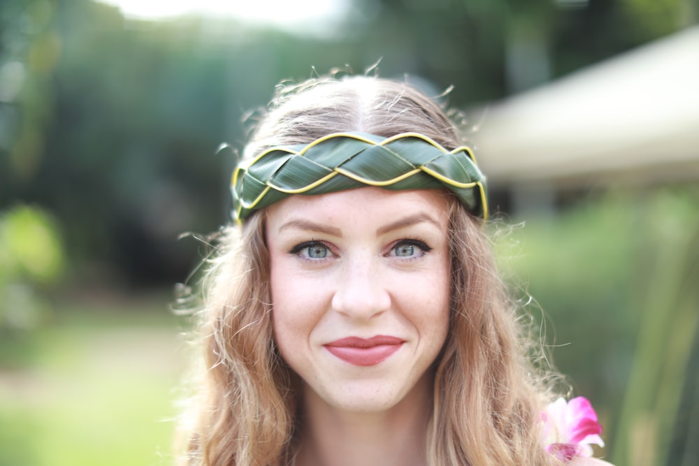 Frau trägt grünes gewebtes Stirnband