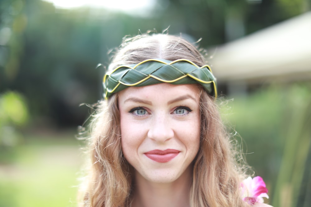 Mujer con diadema tejida verde