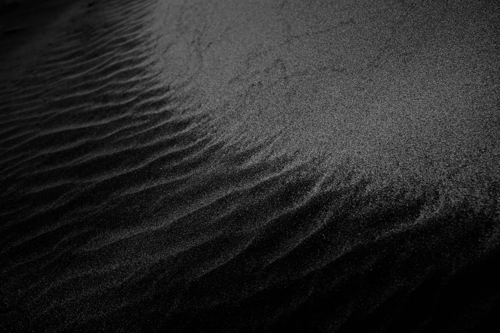 fotografia in scala di grigi della sabbia