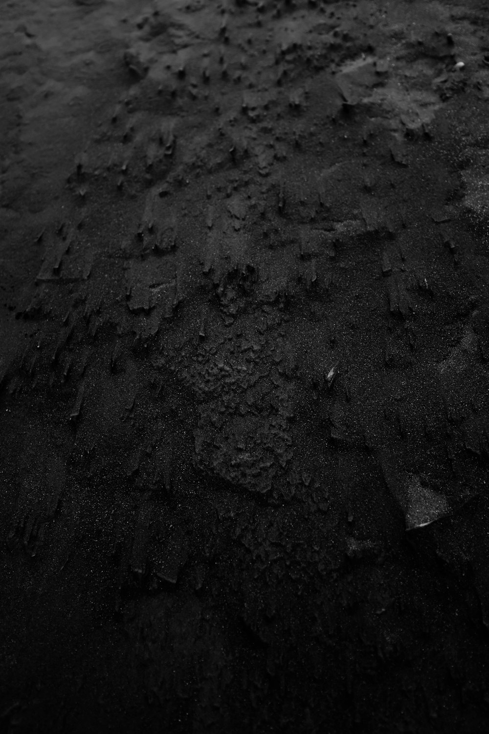 Fragment de pierre noire et grise