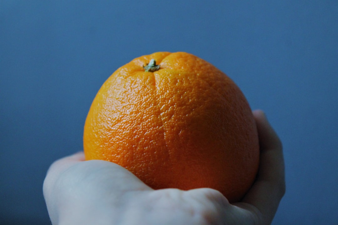 She likes oranges. Апельсин. Морской апельсин. Синий апельсин. Апельсиновый цвет.