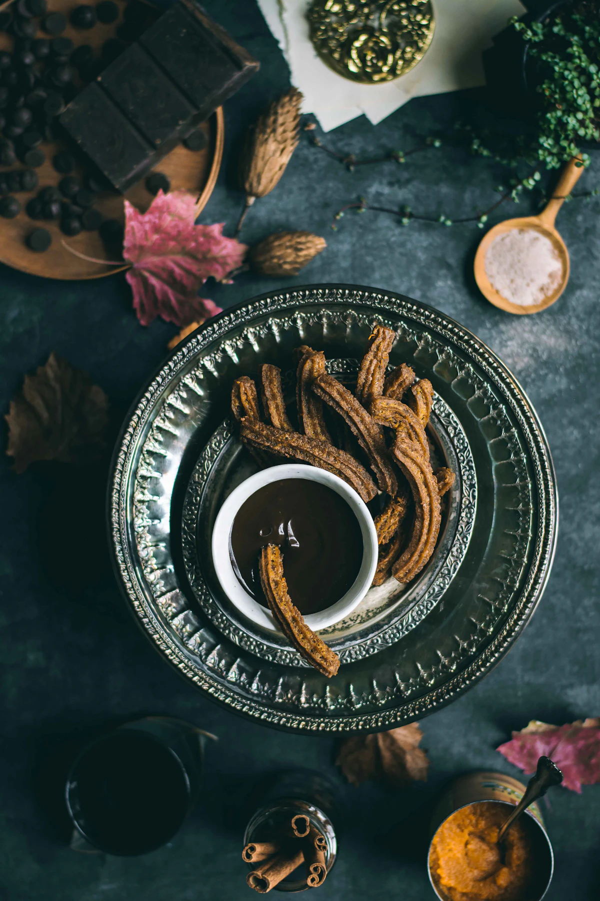 Churros com chocolate quente numa mesa de mármore