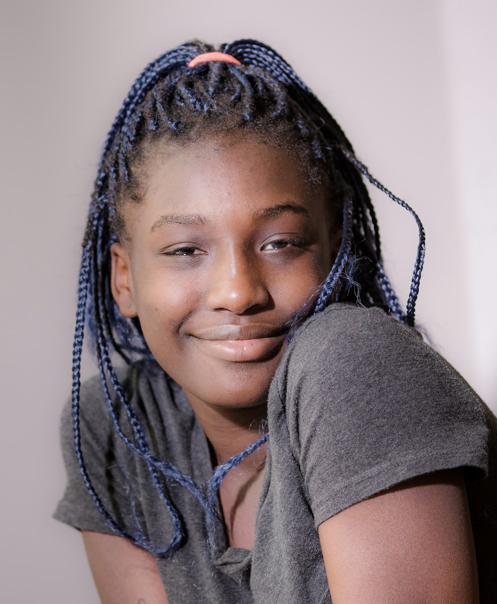 mujer sonriente con camisa negra