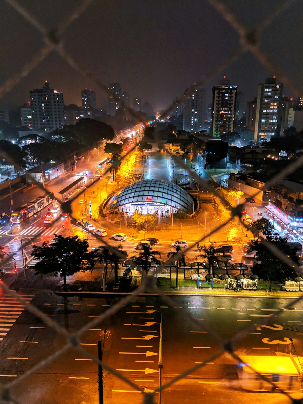 veículos estacionados perto do prédio