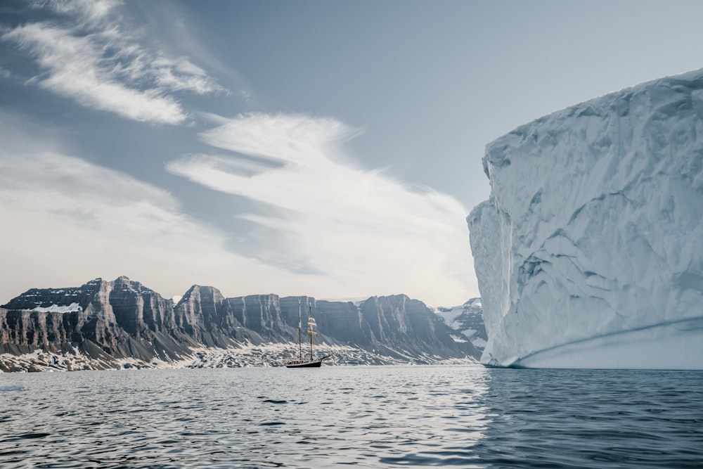 Barco junto a iceberg durante el día