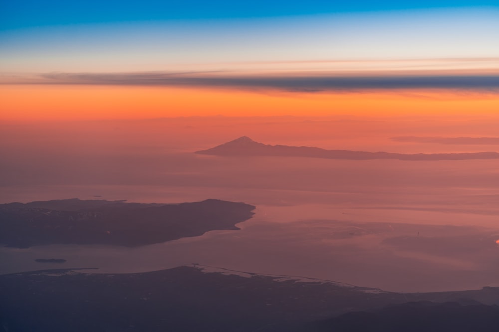 Photographie aérienne de montagne et de plan d’eau