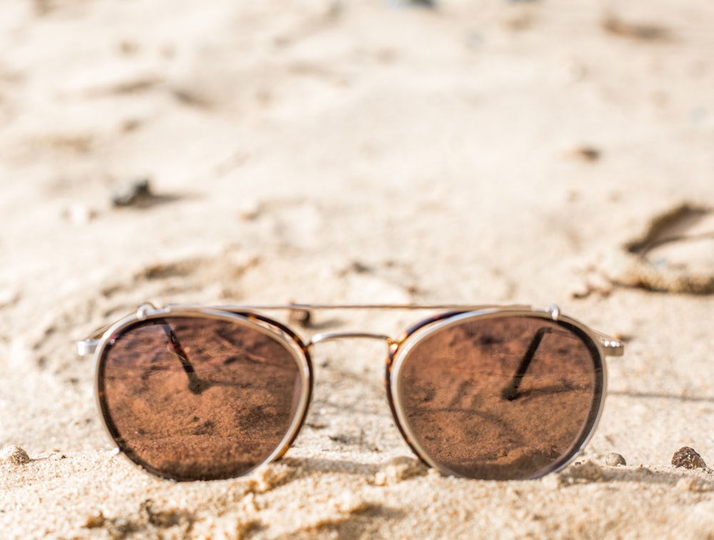 gafas de sol sobre la arena
