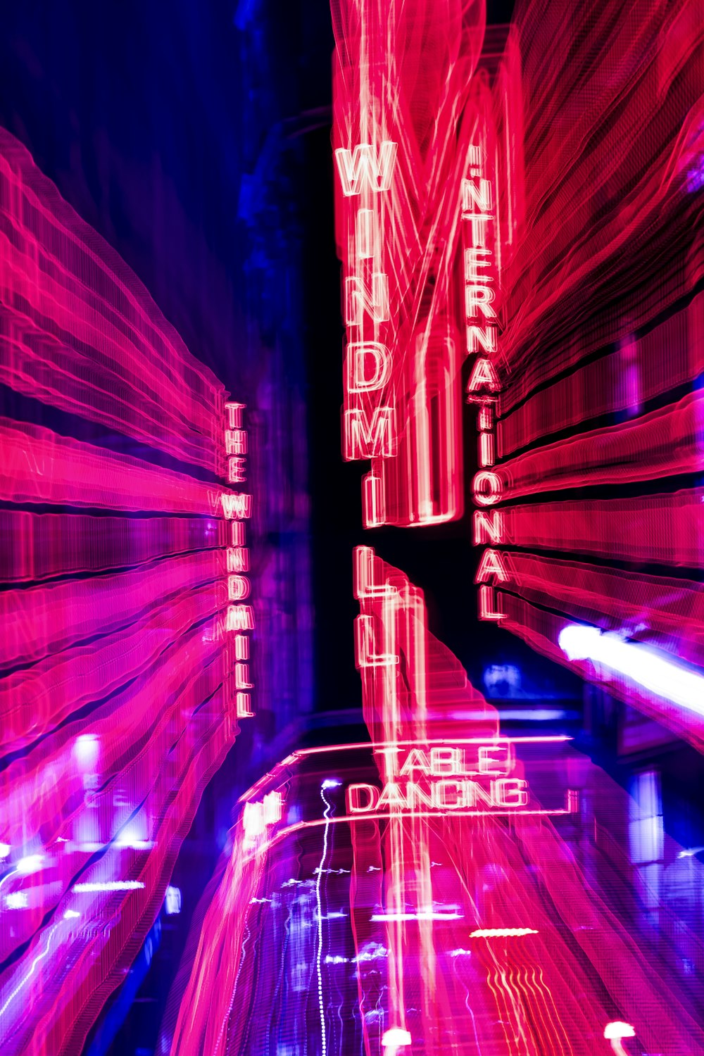 Foto de lapso de tiempo de letreros iluminados
