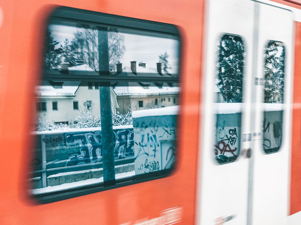 orange-weißes Fahrzeug