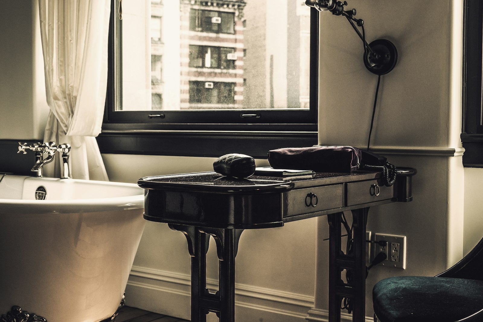 La baignoire de la suite, près de la fenêtre
