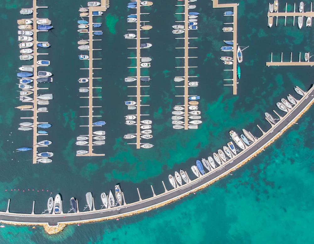Barcos en muelle de madera en foto de vista de ángulo alto