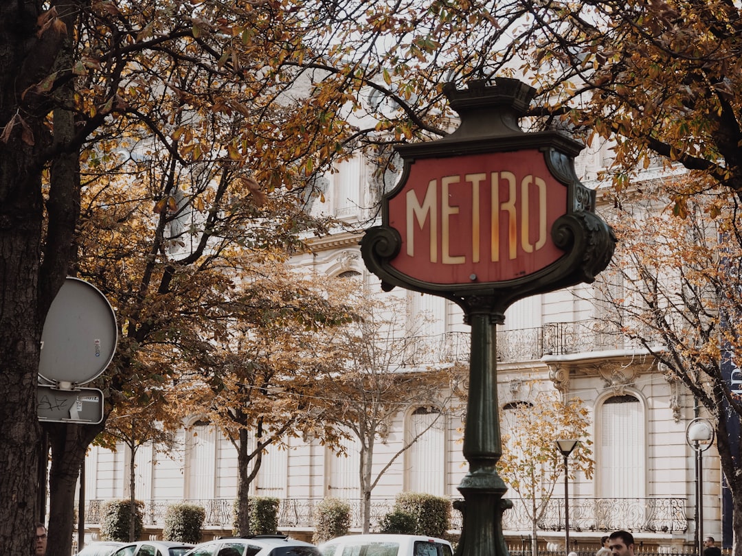 black and red Metro signage near building,