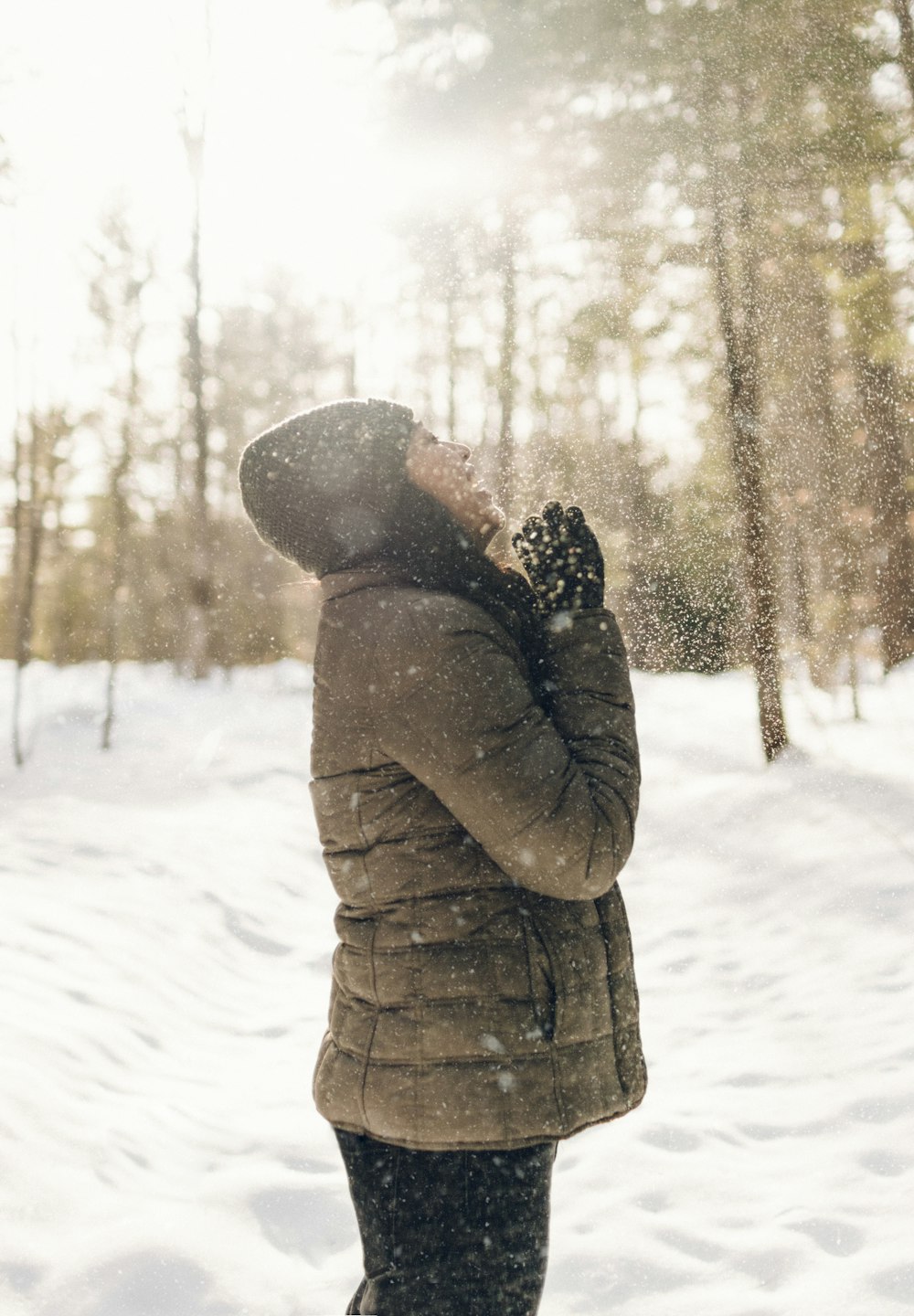 femme debout sur le champ de neige