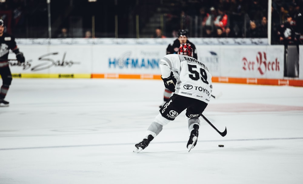 personnes jouant au hockey sur glace